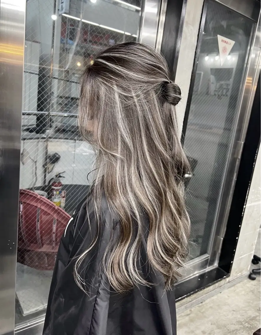 ロング カラー ヘアアレンジ グレージュ ハイライトカラー ハイライト ヘアカラー トリートメント 指名数No.1 /NAOYAのヘアスタイル