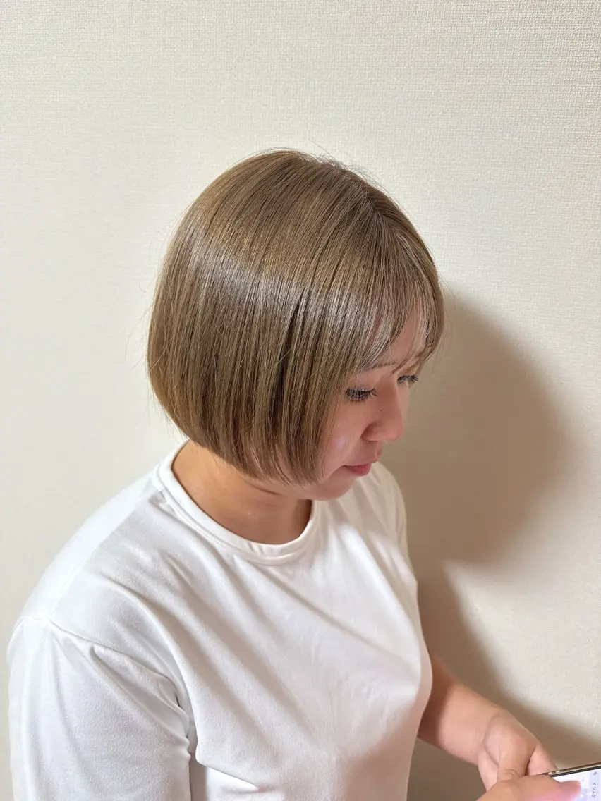 カラー ベージュカラー ブリーチ オリーブベージュ 大川 桃里のヘアスタイル