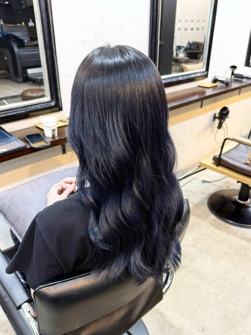 ロング カラー 黒髪 ブルーカラー ブルーブラック グラデーションカラー ネイビーカラー ヘアカラー トリートメント 三條 朋香のヘアスタイル