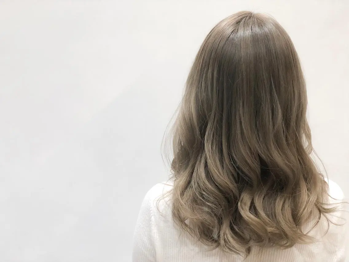 セミロング カラー ヘアアレンジ ベージュカラー ミルクティーベージュ ヘアカラー いしだ みさきのヘアスタイル