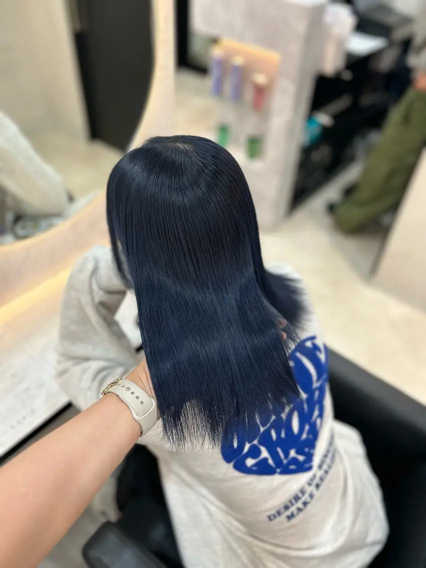 ミディアム カラー ブリーチ ブルーカラー ヘアカラー シマ👱‍♀️ 艶カラー/ブリーチのヘアスタイル