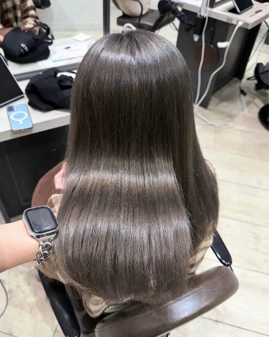 セミロング カラー アッシュ アッシュグレー アッシュグレージュ ブリーチ 透明感カラー ヘアカラー トリートメント カナ🌀銀座/ レイヤー/透明感のヘアスタイル