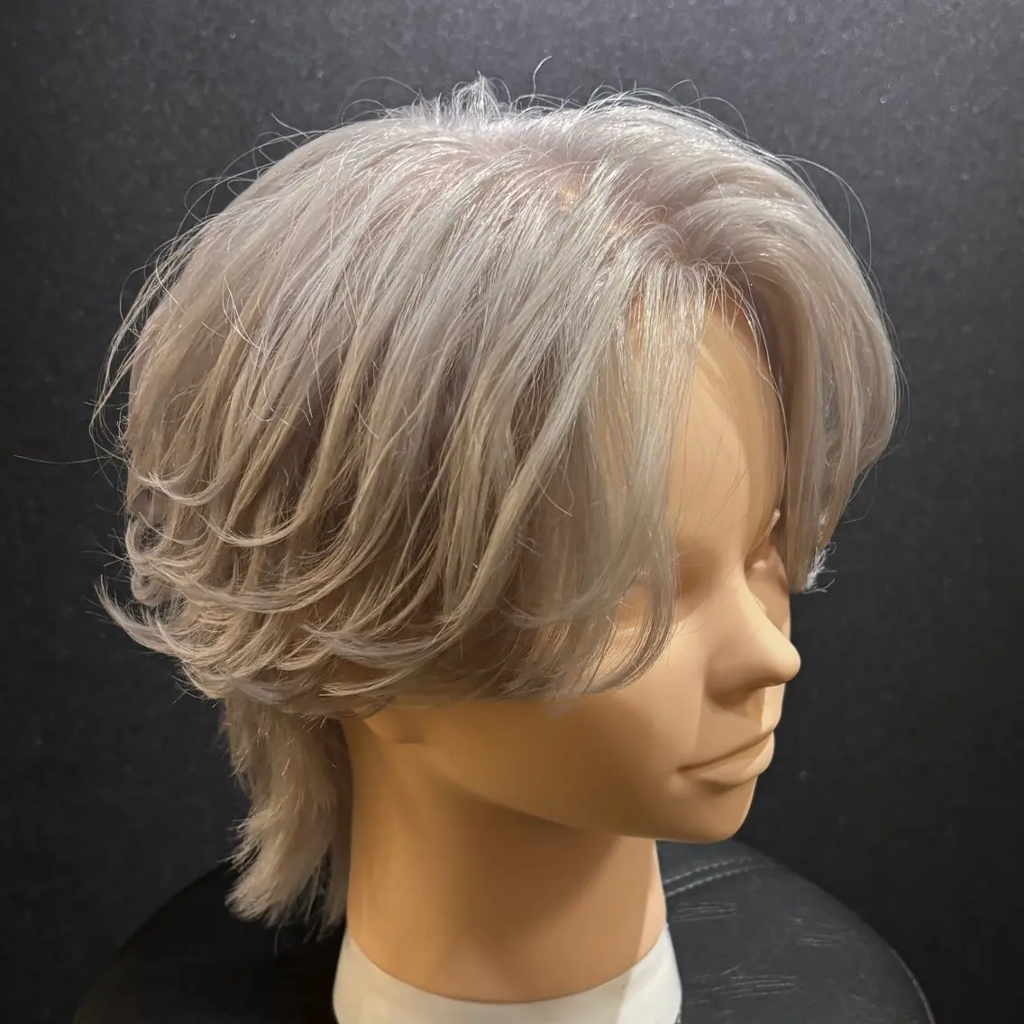 ミディアム カラー メンズ メンズブリーチ センターパート ベージュカラー ブリーチ ブロンド カット ヘアカラー メンズ特化カットパー マカラー坂田柊のヘアスタイル