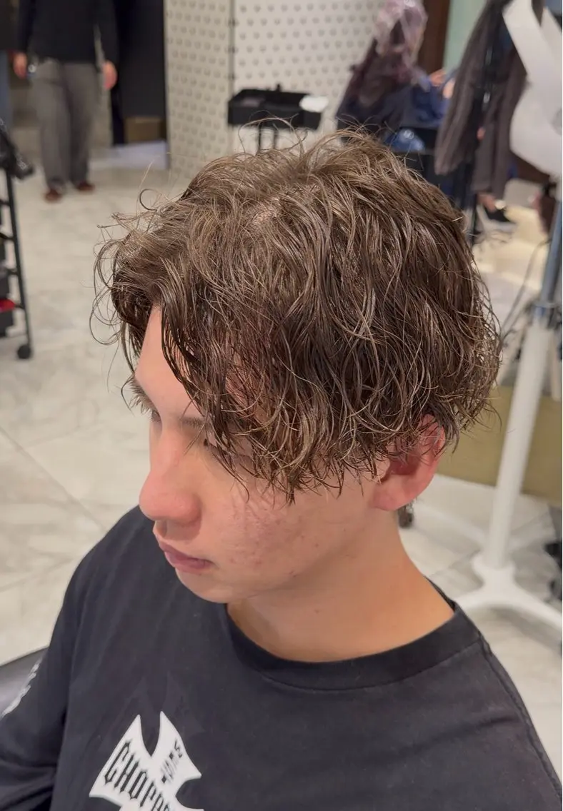 ショート パーマ メンズ センターパート フェザーパーマ メンズ韓国風 メンズパーマ 波巻きパーマ カット パーマ 🎸men's シャドウパーマ綱島のヘアスタイル