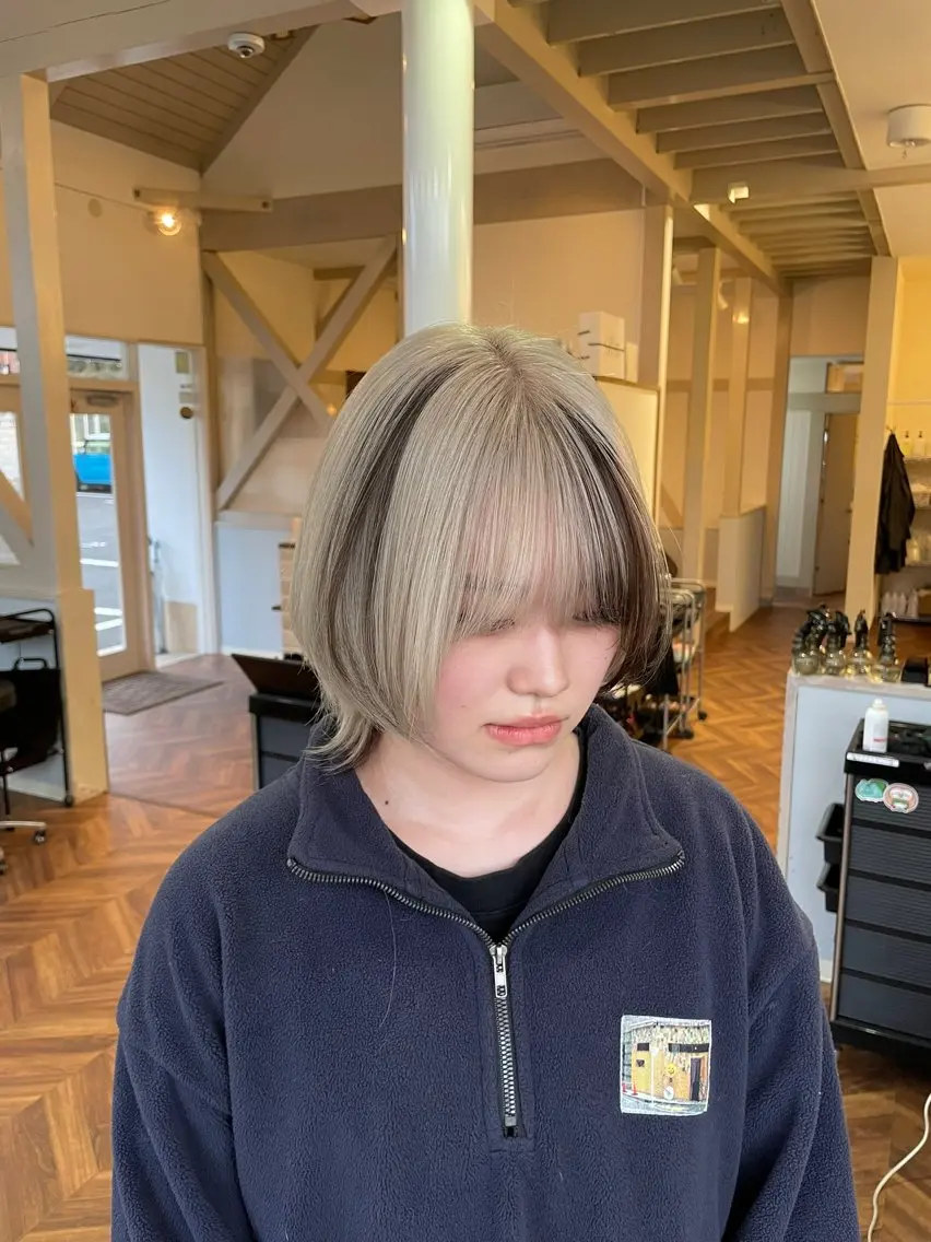 ショート moe🥣レイヤー カット/透明感カラーのヘアスタイル