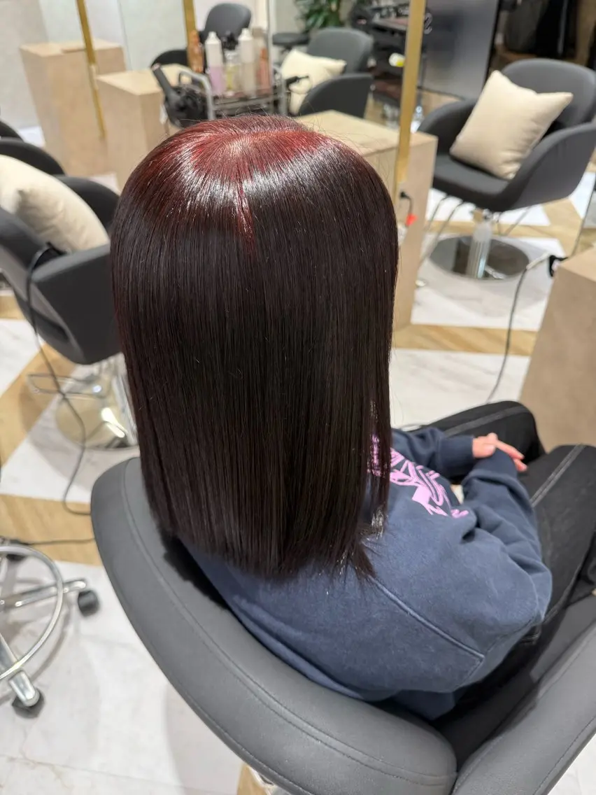 ミディアム カラー レッドカラー Eight White／AIRIのヘアスタイル