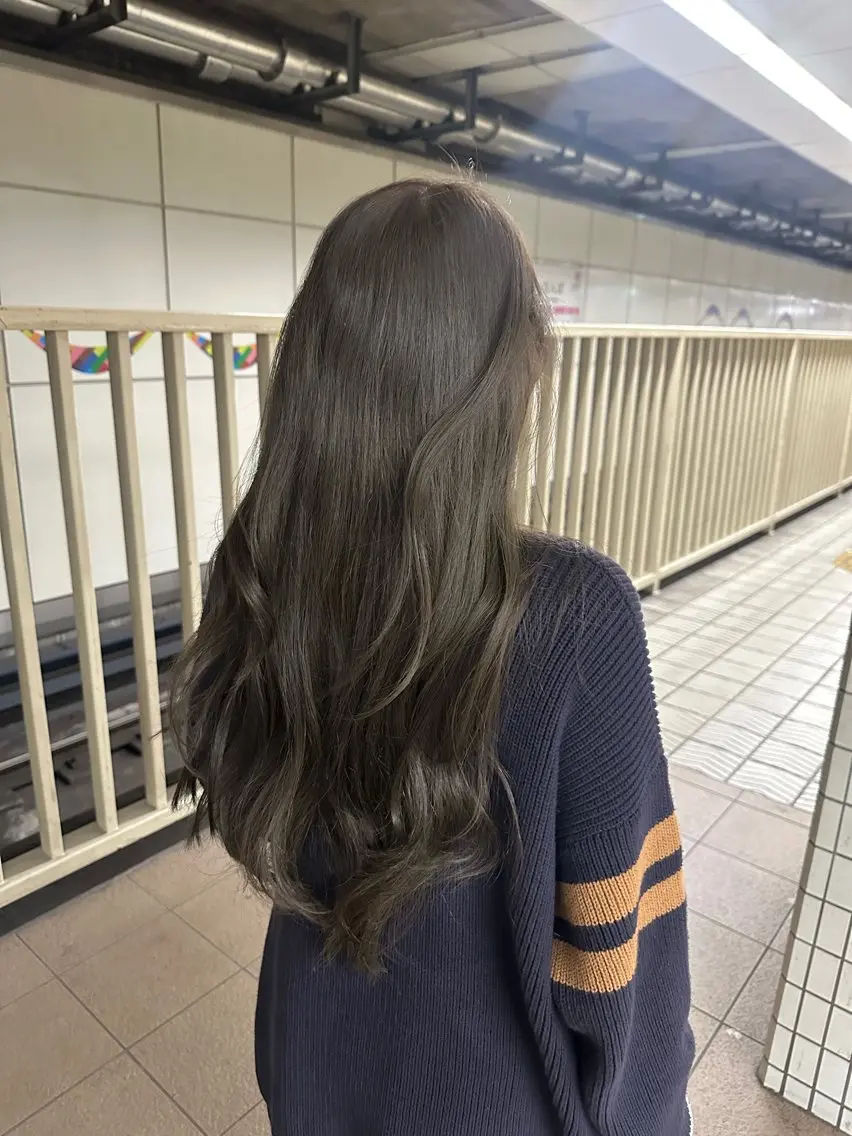 セミロング カラー ブリーチ グレージュ ブリーチなしカラー オリーブグレージュ オリーブグレー カット ヘアカラー トリートメント 心斎橋/縮毛矯正 /艶髪カラーのヘアスタイル