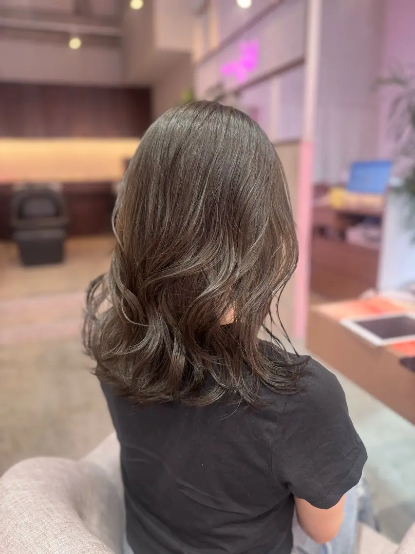 ミディアム 艶カラー✨レイヤー 𝐚𝐲𝐚𝐤𝐚のヘアスタイル