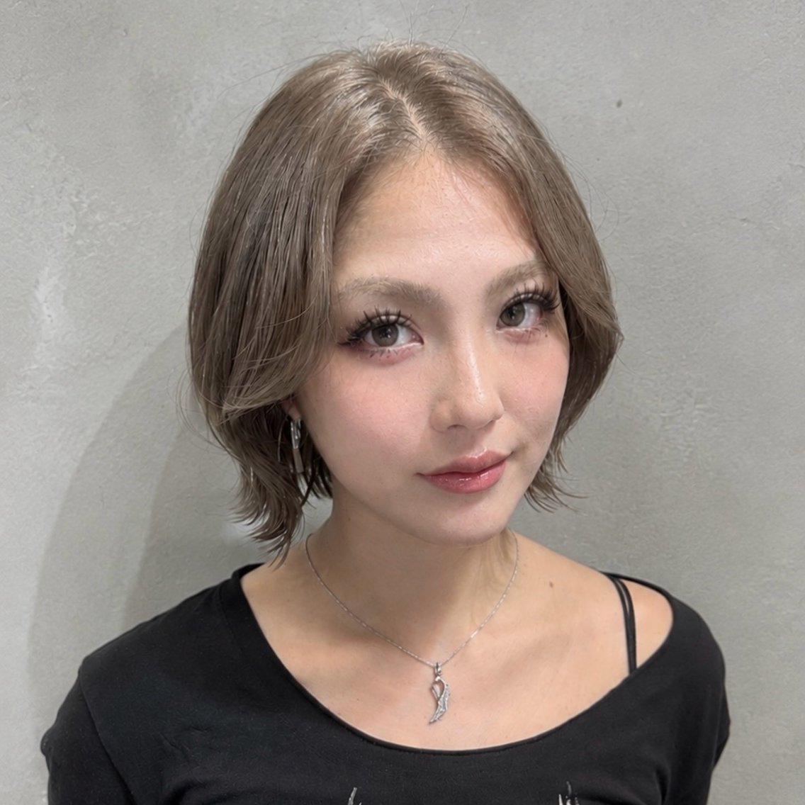 ショート カラー ベージュカラー ハイトーンカラー ミルクティーベージュ ヘアカラー レイヤーカット特化 /YUITO/渋谷のヘアスタイル