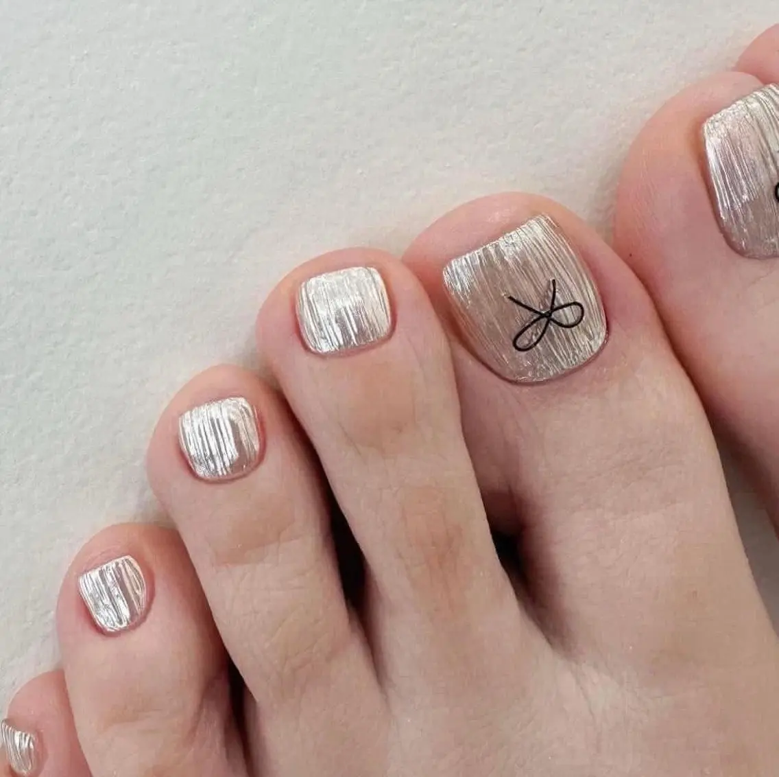 ネイル フットネイル フレンチネイル ジェルネイル マグネットネイル 持ち込み フットネイル Ribbonnail salonのネイルデザイン