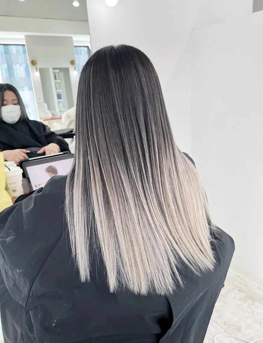 セミロング カラー バレイヤージュ シルバー ホワイトシルバー レイヤーカット 指名数No.1 /NAOYAのヘアスタイル