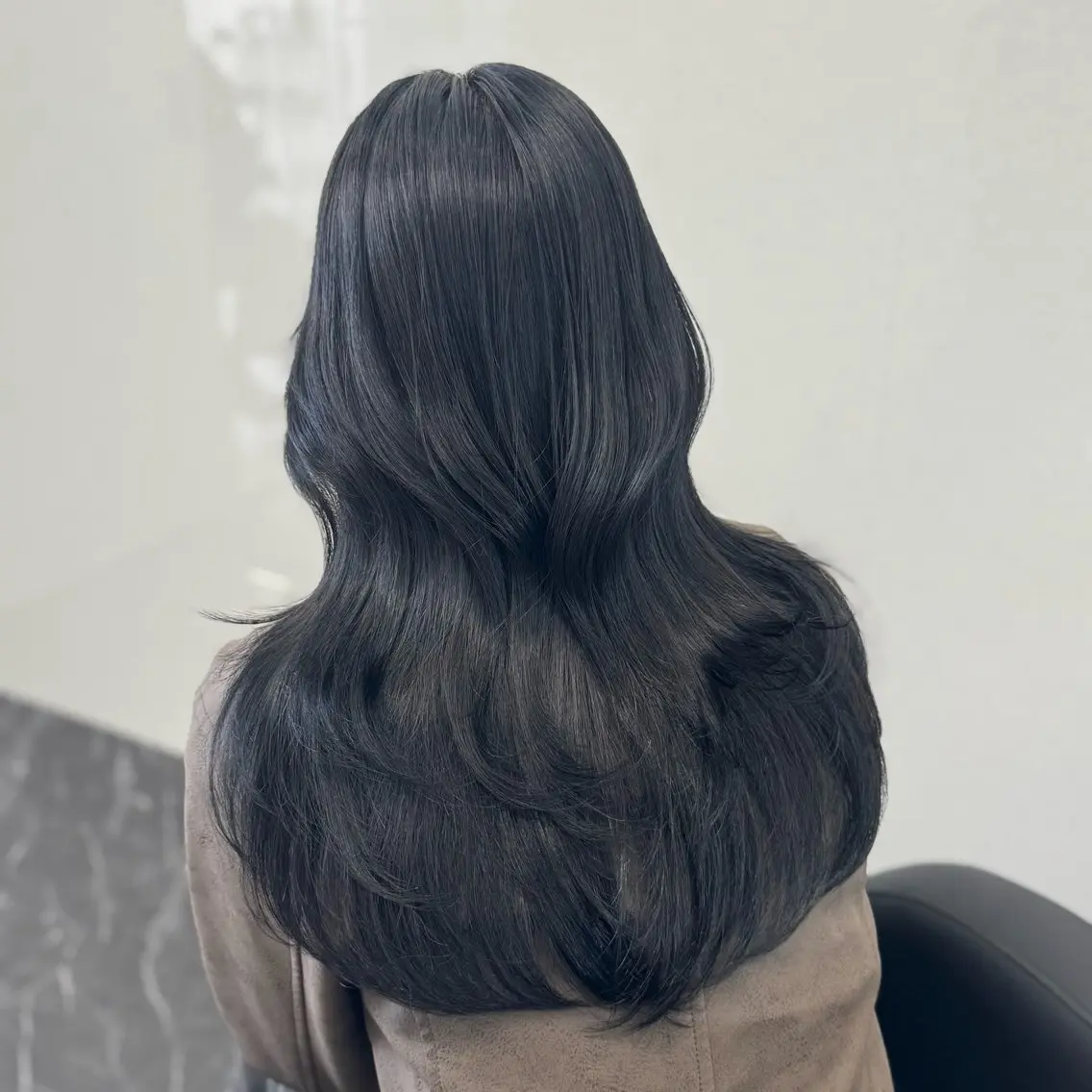 ロング カラー パーマ ヘアアレンジ メンズ キッズ メンズ韓国風 黒髪 ブルーカラー ブルーブラック レッドカラー ヘアカラー トリートメント ヘアセット 髪質改善Ⅰ透明感 艶カラーⅠたつやのヘアスタイル