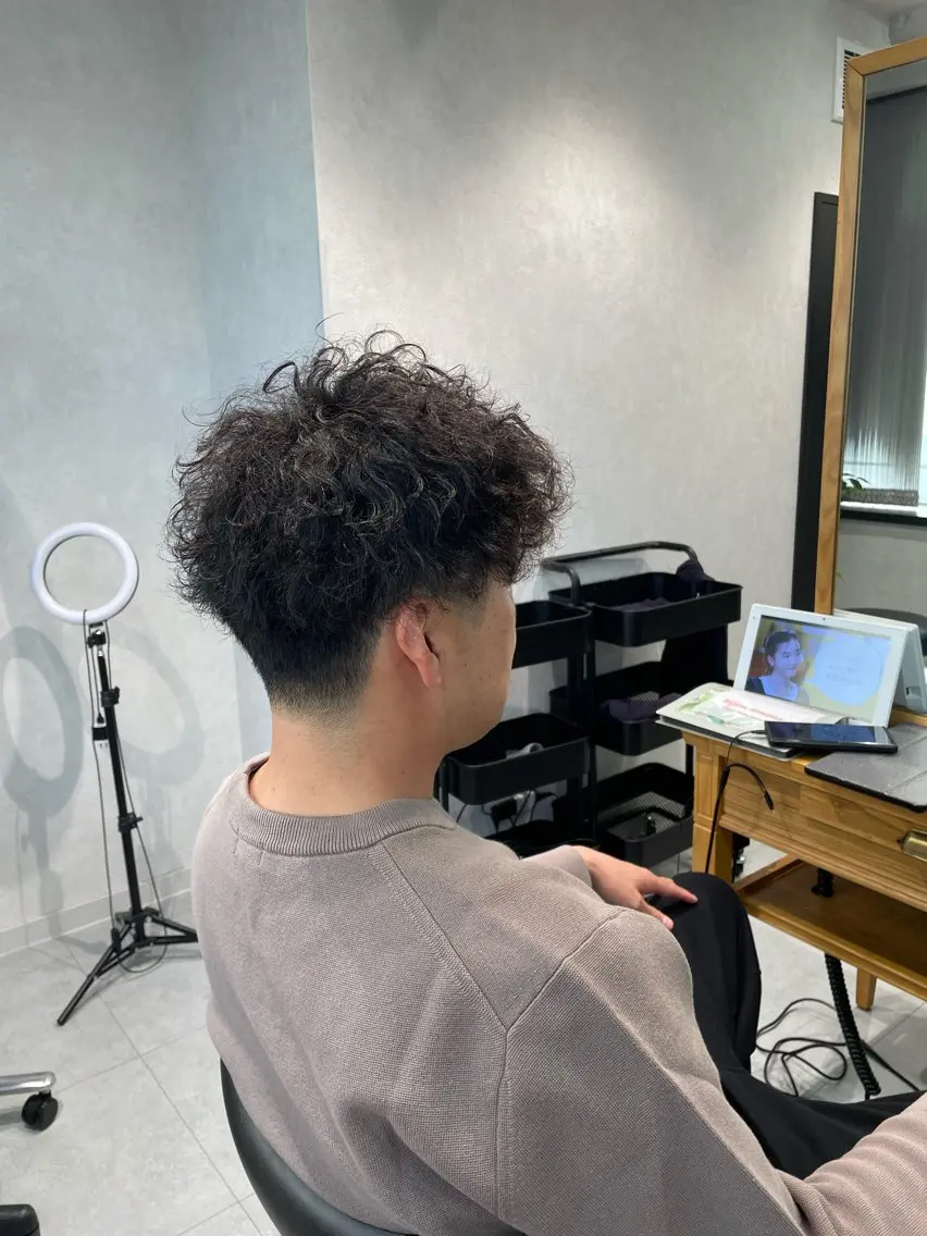 パーマ メンズ フェードカット メンズパーマ 刈り上げ 波巻きパーマ なりたいを叶えます! 出口 紗依のヘアスタイル