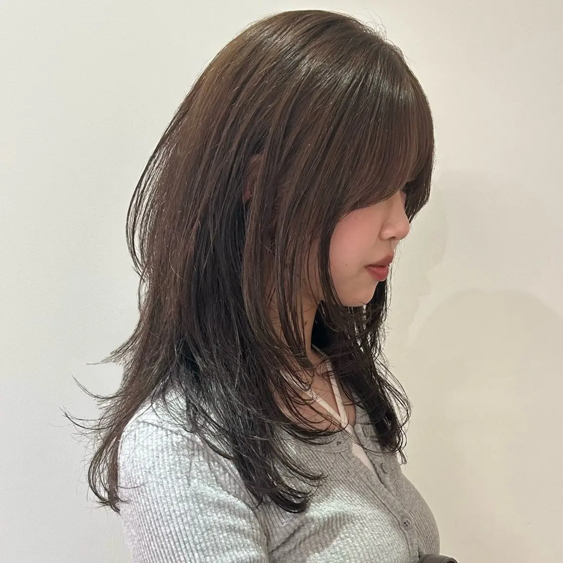 ミディアム カラー ブリーチ 透明感カラー ダブルカラー ブリーチなしカラー 顔まわりレイヤー カット ヘアカラー トリートメント nonoka オリーブ/レイヤーのヘアスタイル