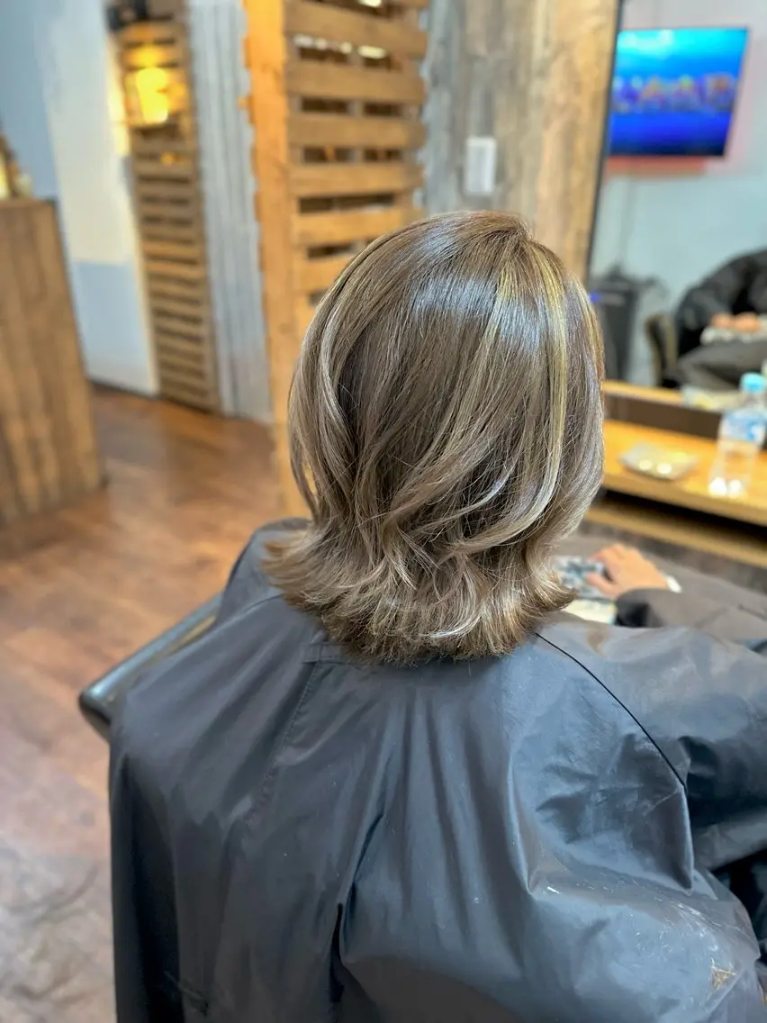ミディアム カラー ハイライトカラー ハイライト カット ヘアカラー トリートメント Luzir⭐︎ GEN⭐︎のヘアスタイル