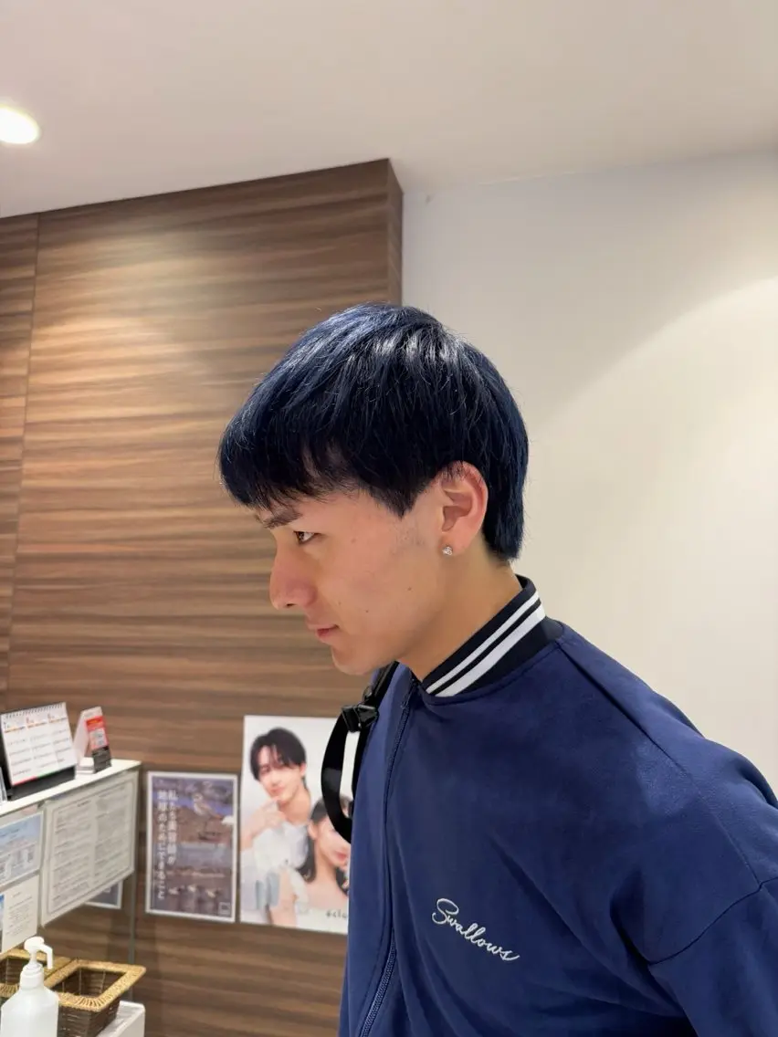 カラー メンズ メンズブリーチ ブリーチ ブルーカラー ネイビーカラー カット ヘアカラー ハイトーンカラー☁️ 西條 楓花のヘアスタイル