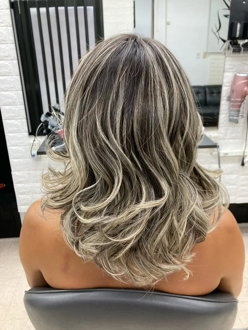 セミロング カラー Japuska ジャプスカのヘアスタイル