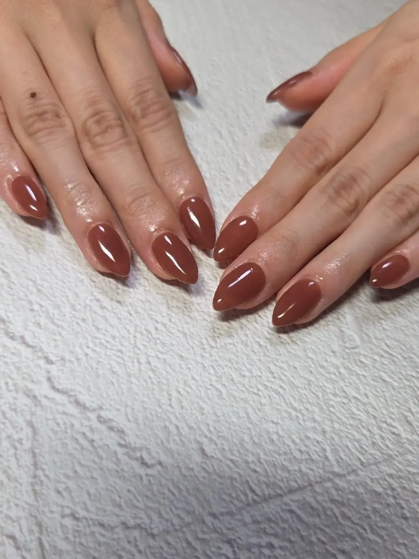 ネイル マグネットネイル ニュアンスネイル オフィスネイル ワンカラーネイル 赤色 ハンドネイル flure de neige yukiのネイルデザイン