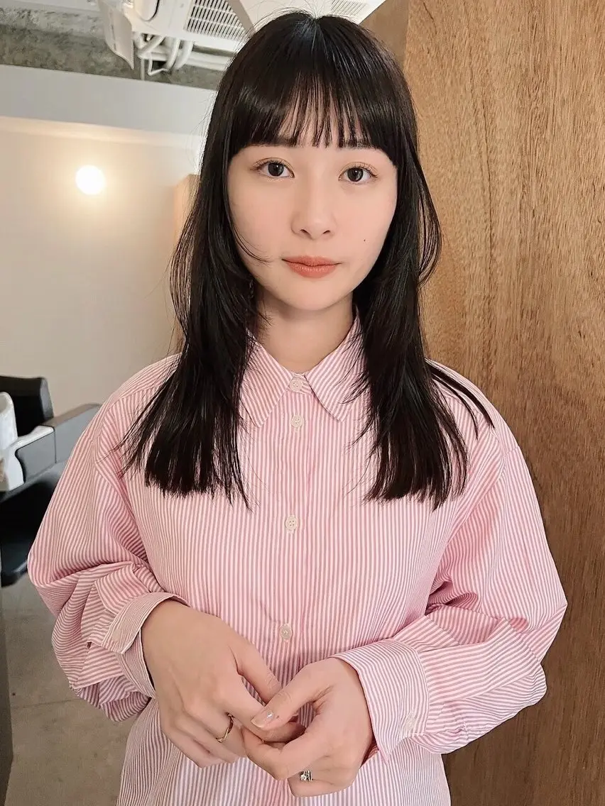 ミディアム カラー 顔まわりレイヤー 顔周りカット レイヤーカット 小顔カット ⭐️グレージュカラー ⭐️ななみのヘアスタイル