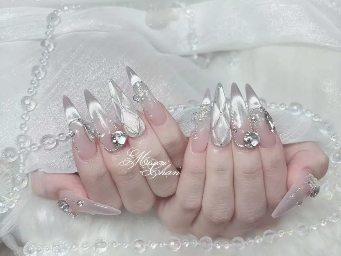 ネイル 長さ出し キラキラネイル 韓国ネイル ロングネイル マグネットネイル ハンドネイル ハンドケア Yuki🌸 nailのネイルデザイン