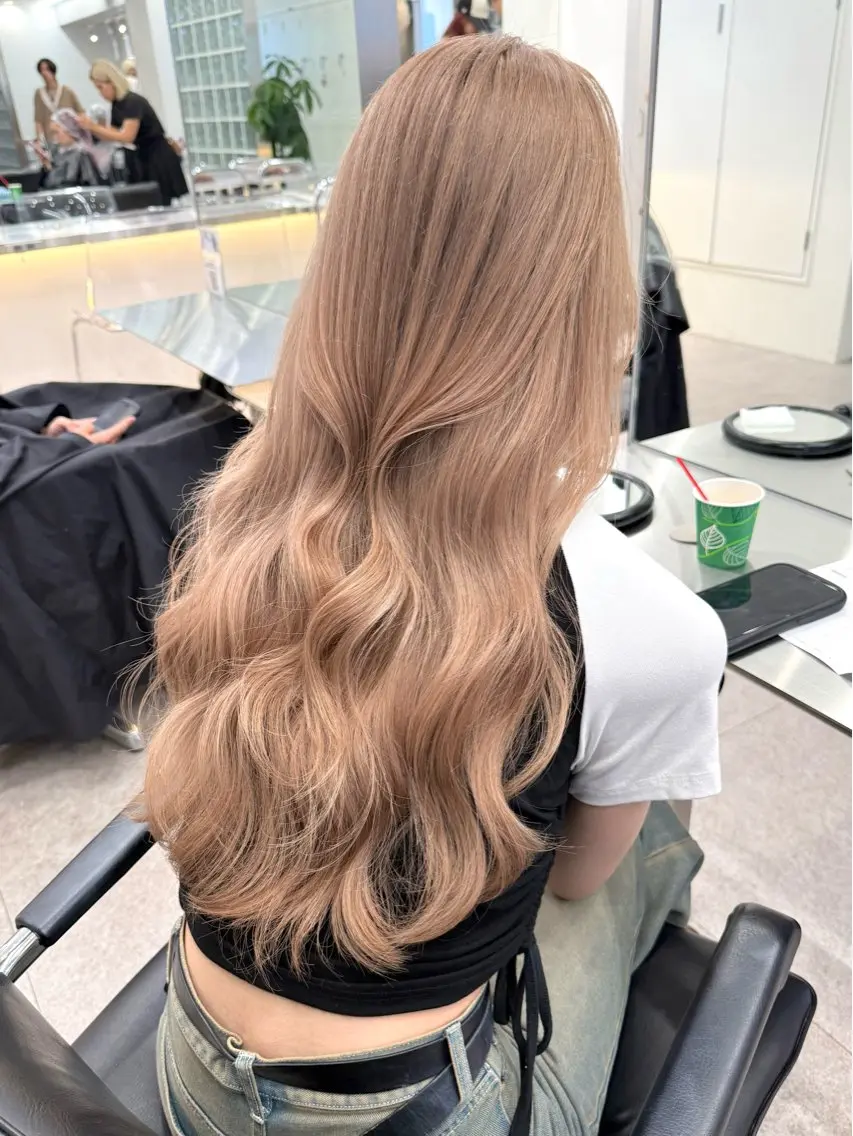 ロング カラー ベージュカラー ミルクティーベージュ カット ヘアカラー 原宿ブリーチカラー /三村克彦のヘアスタイル