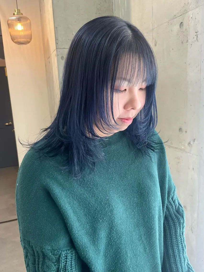 セミロング カラー ブルーカラー グラデーションカラー レイヤーカット SHOTO ハイトー ン/ブロンドカラーのヘアスタイル