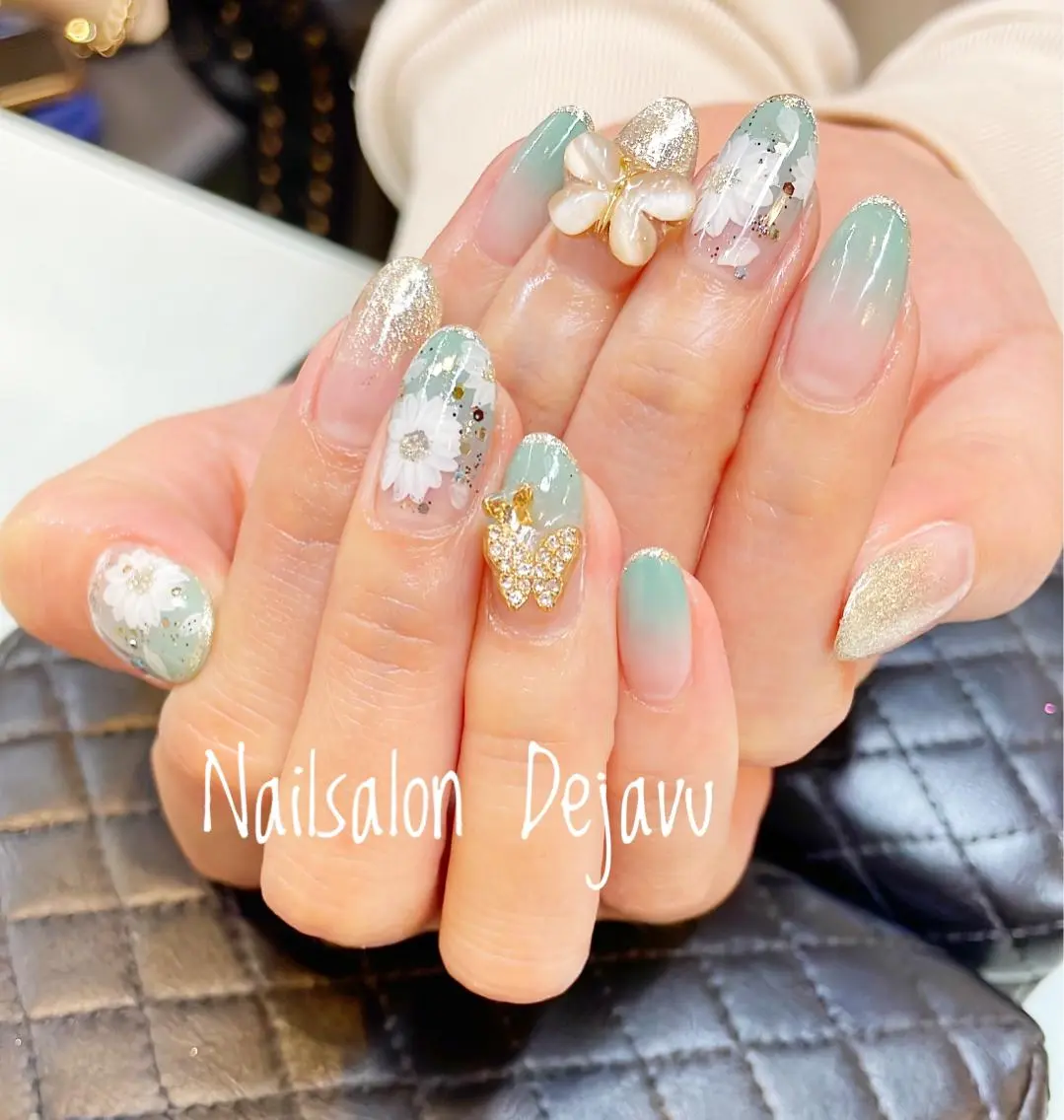 ネイル アートネイル フラワーネイル グラデーション グリーン ワンカラーネイル Nail salon Dejavu 🌿のネイルデザイン