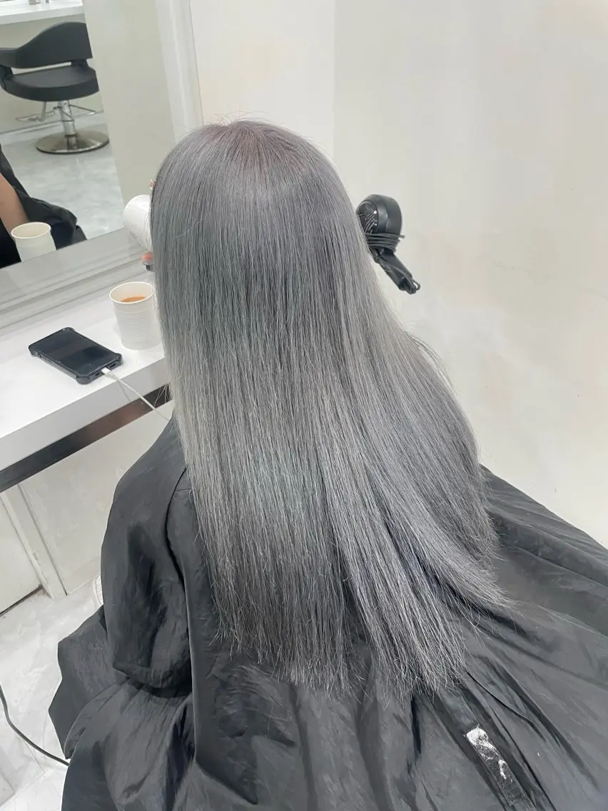 ロング カラー ラベンダー💜 グレージュ🩶のヘアスタイル