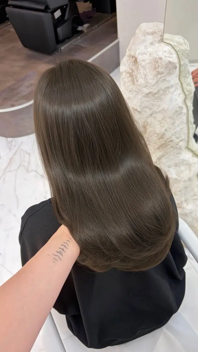 ミディアム カラー パーマ ベージュカラー ブリーチ 透明感カラー ダブルカラー グレージュ カット ヘアカラー トリートメント TOMO/ブリーチ 無しオリーブのヘアスタイル