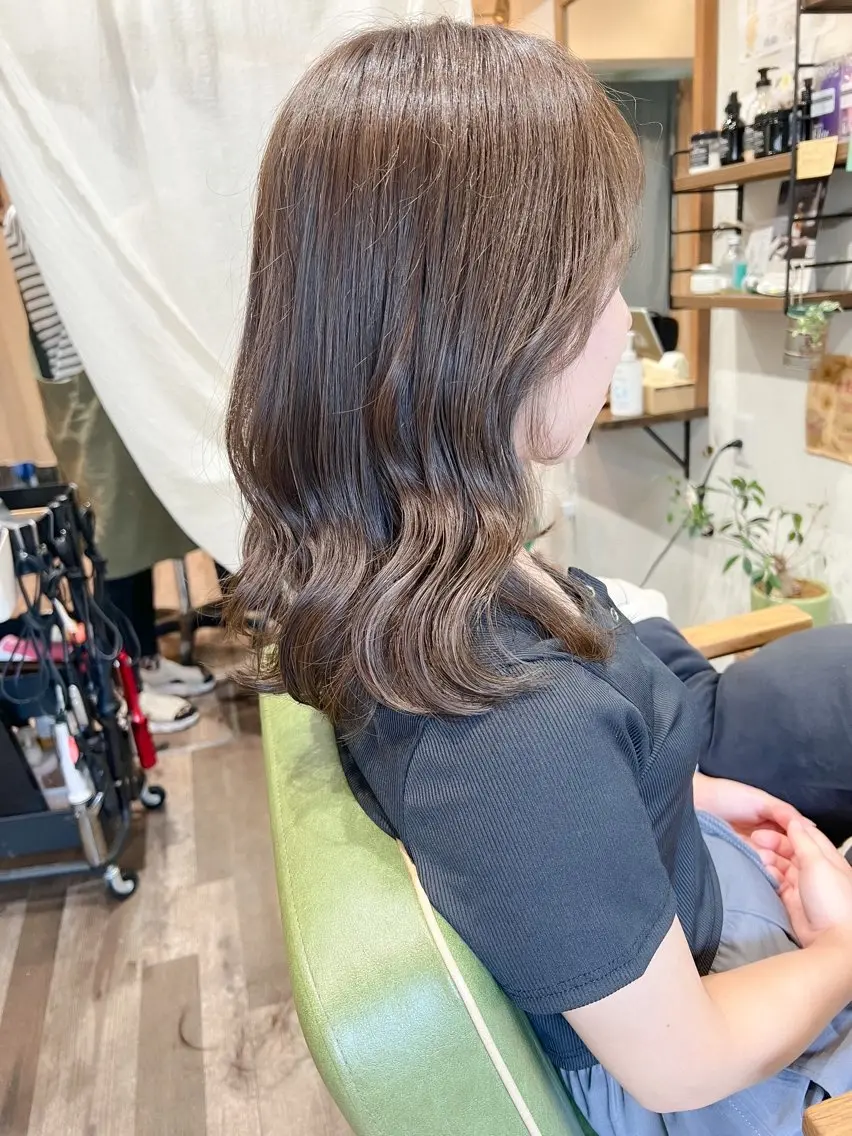 ミディアム カラー ベージュカラー ブリーチ ブリーチなしカラー オリーブベージュ カラーパティシエ facce🌼ikoのヘアスタイル