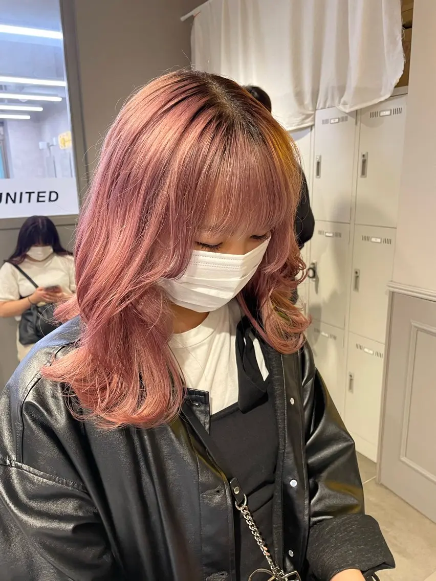 セミロング カラー ハイトーンカラー ピンクカラー 抜け感レイヤー︴ ニュアンスカラーのヘアスタイル