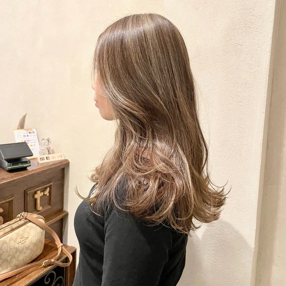 ロング カラー ベージュカラー 透明感カラー ハイライトカラー ハイライト カット ヘアカラー roost 優のヘアスタイル