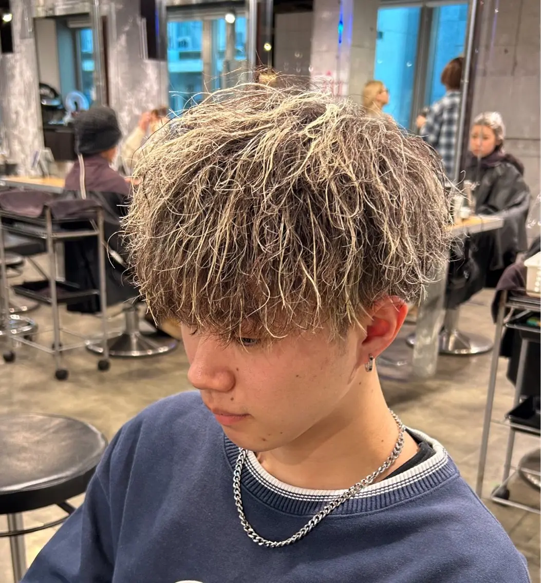 メンズ メンズハイライト メンズパーマ カット ヘアカラー パーマ ヘッドスパ ヘアセット メンズ特化美容師 💠チナツのヘアスタイル