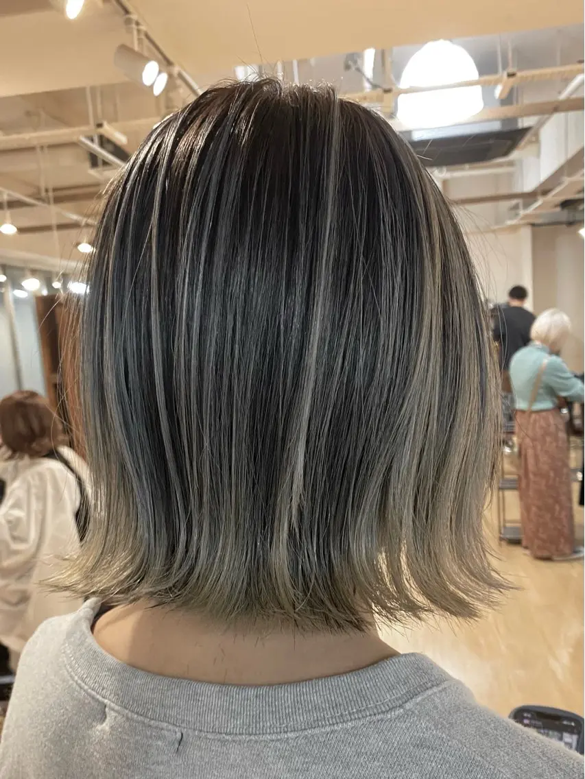 ショート カラー バレイヤージュ ボブ レイヤーカット 白髪ぼかし バレイヤージュ志鎌のヘアスタイル