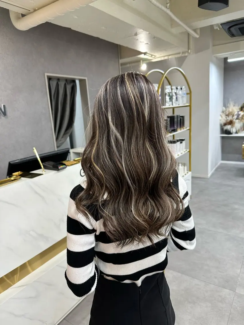 ロング ヘアカラー 韓国風　白髪ぼかし NAOTOのヘアスタイル