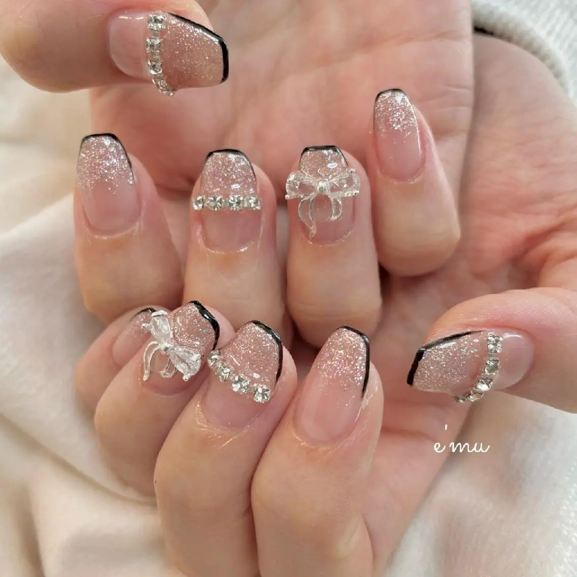 ネイル キラキラネイル 韓国ネイル リボン ワンホンネイル nail salon e'mu💐のネイルデザイン