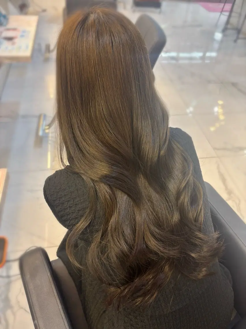 ロング ヘアカラー トリートメント 𝐿𝑒𝑒 四ツ橋 𝑅𝐴𝑁𝐴のヘアスタイル