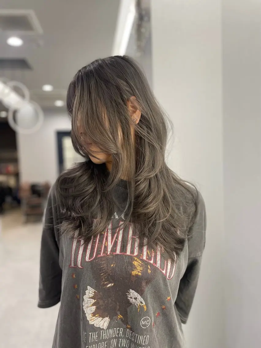 ロング カラー アッシュ アッシュブラウン ブリーチ ブラウンカラー 透明感カラー ヘアカラー 岡留 愛美のヘアスタイル