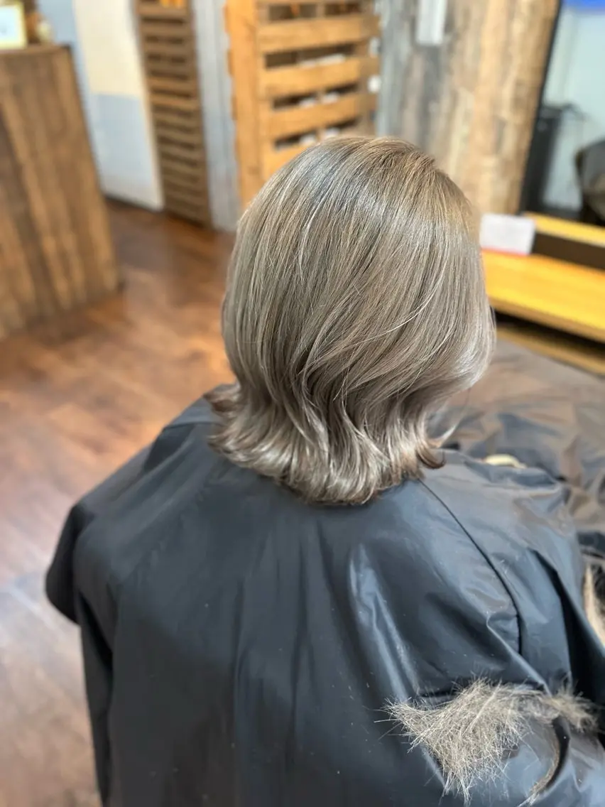 ミディアム カラー ブリーチ 透明感カラー ダブルカラー カット ヘアカラー トリートメント Luzir⭐︎ GEN⭐︎のヘアスタイル