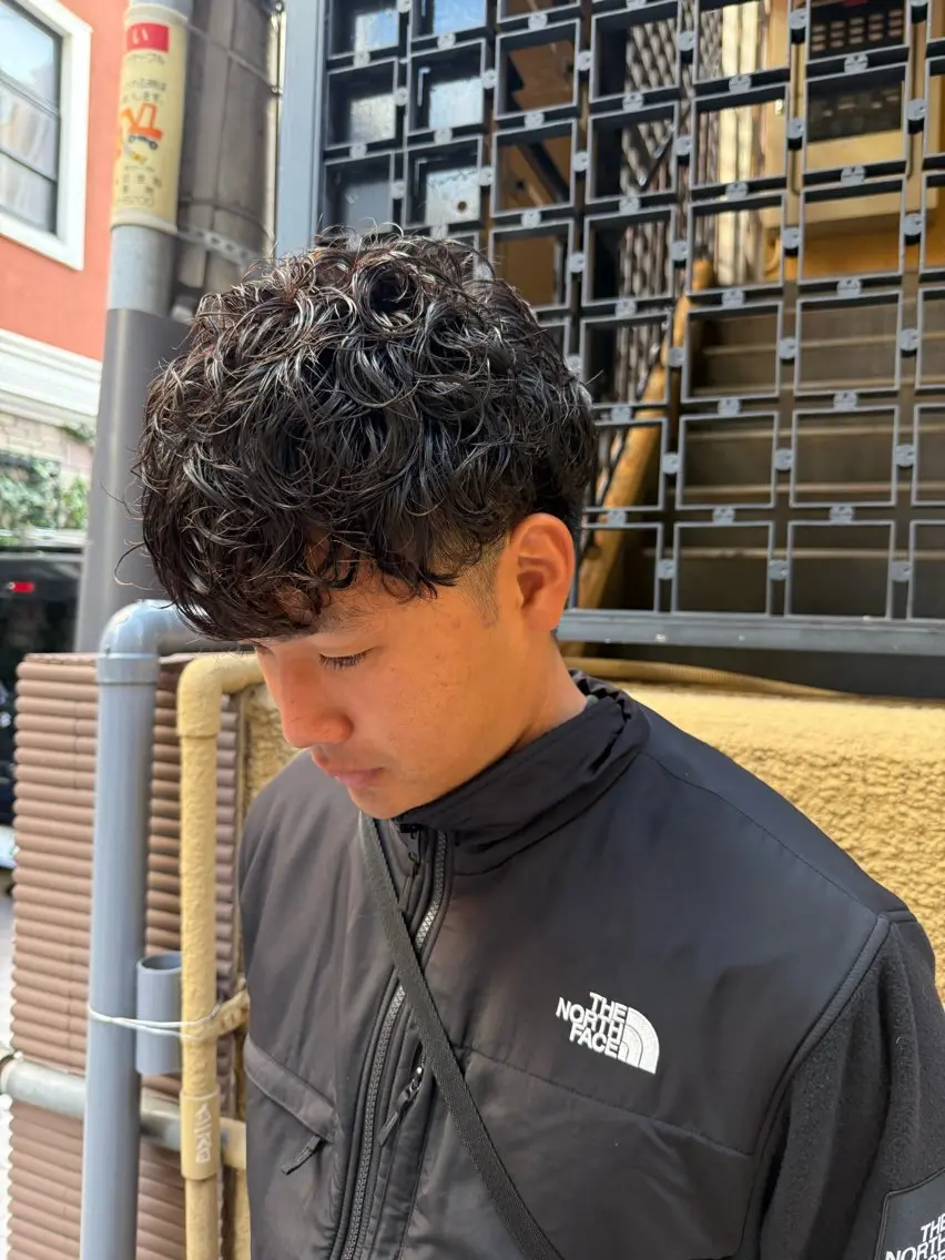 ショート パーマ メンズ メンズパーマ スペインカール 溝口 槙里也のヘアスタイル
