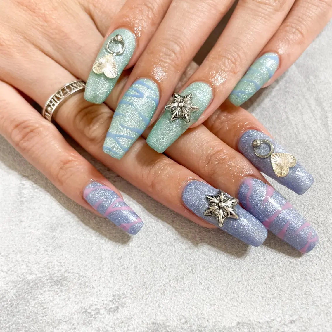 ネイル ハンドネイル ゴテゴテ💙ワンホン リオナのネイルデザイン