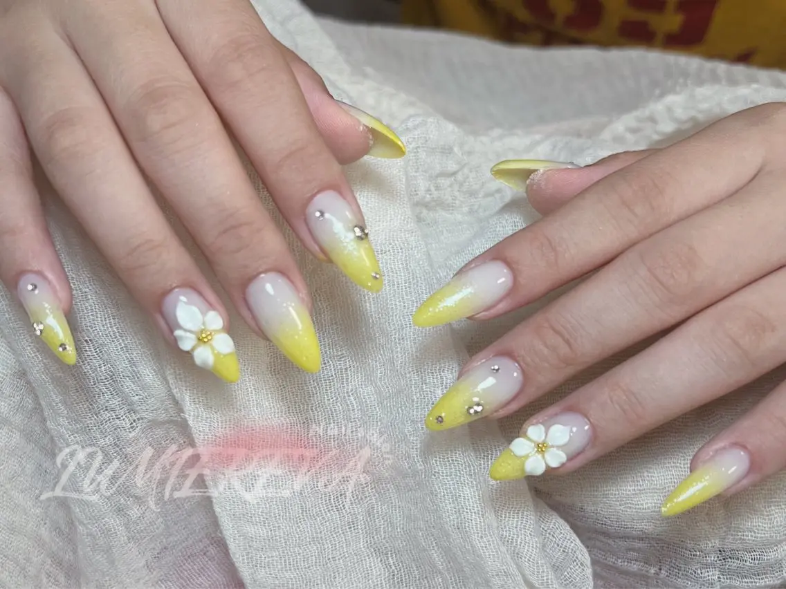 ネイル フラワーネイル フレンチネイル キラキラネイル 韓国ネイル マグネットネイル ハンドネイル Lumiereva nail salonのネイルデザイン