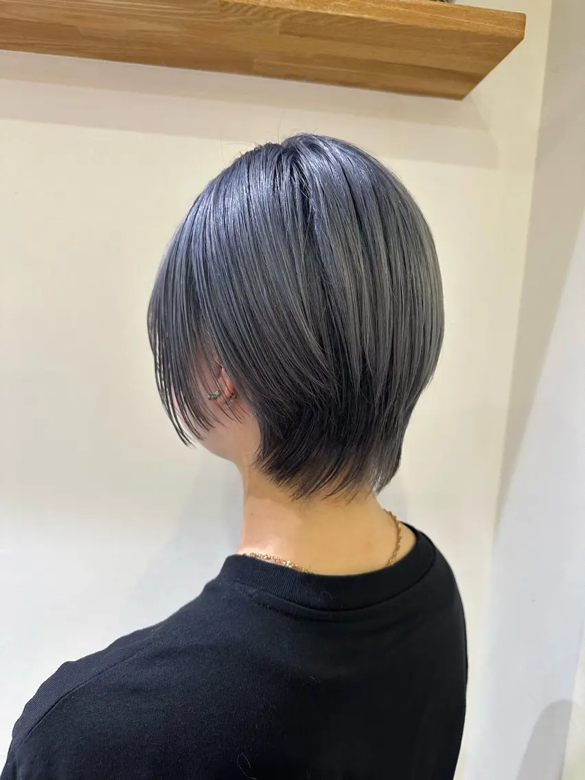 ショート カラー ブロンド シルバー 伊藤 旭華のヘアスタイル