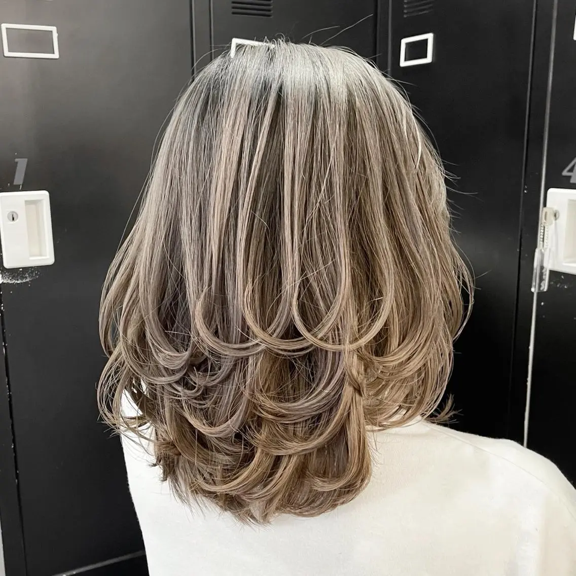 ミディアム カラー ヘアアレンジ バレイヤージュ デザインカラー ハイライトカラー 外国人風カラー ハイライト アンドウ ユウ/ レイヤーカット/韓国のヘアスタイル