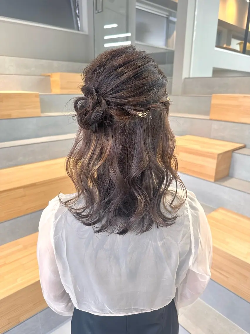 ミディアム ヘアアレンジ ハーフアップ お団子ヘア 染谷 遥花のヘアスタイル