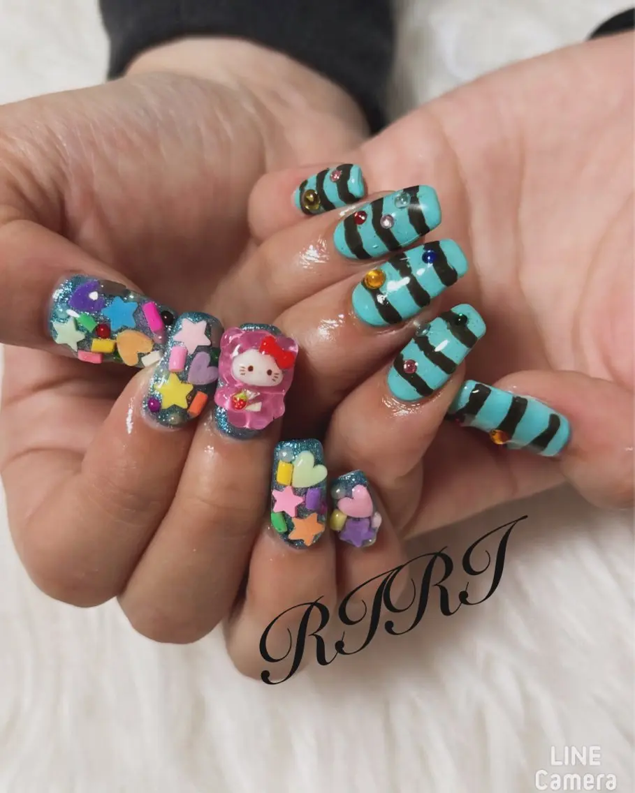ネイル ブルー ジェルネイル キラキラネイル ショートネイル 春ネイル ハンドネイル riri オーナーのネイルデザイン