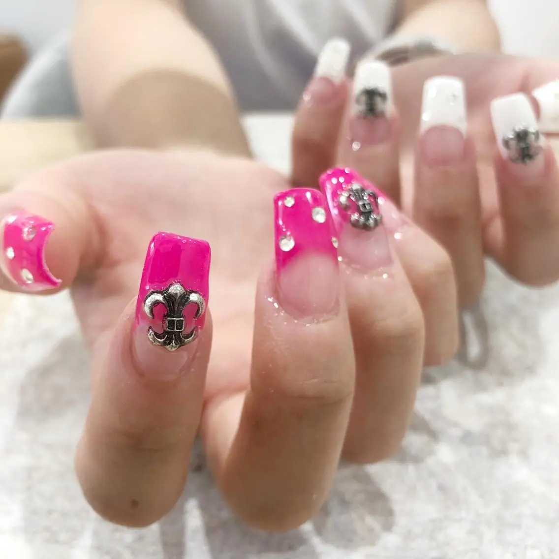 ネイル ピンク ホワイト ハンドネイル JOLIESSE Ayumiのネイルデザイン