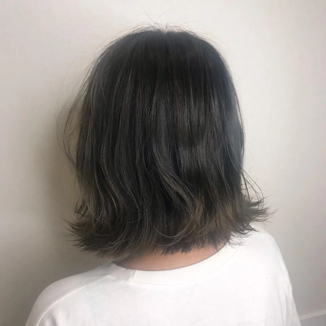 ショート カラー ダークグレー ダークグレージュ グレージュ ボブ 外ハネヘア ヘアカラー 柴田 祐輔のヘアスタイル