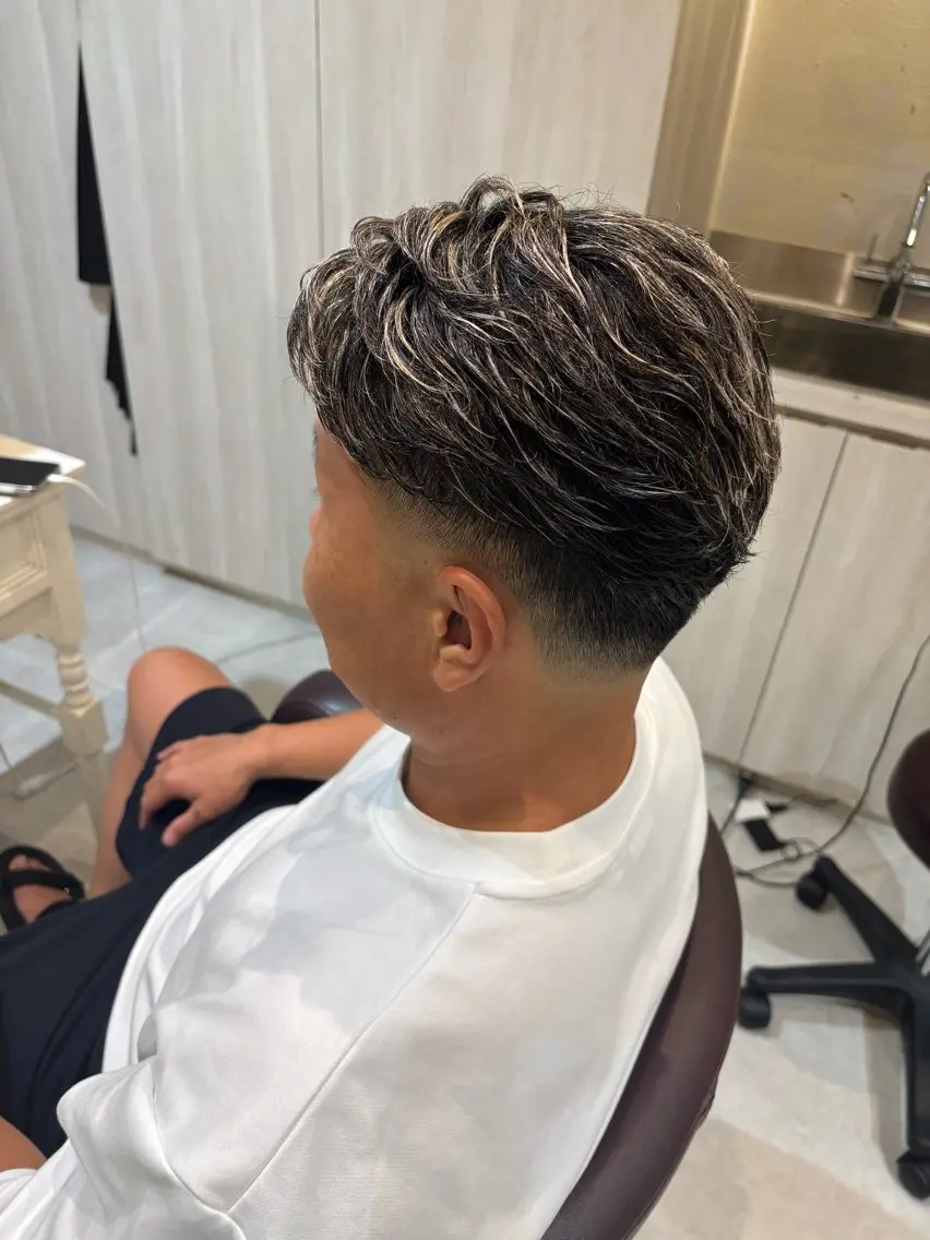 ショート カラー メンズ フェードカット メンズハイライト ハイライトカラー ハイライト CAMUE代表 Masaのヘアスタイル