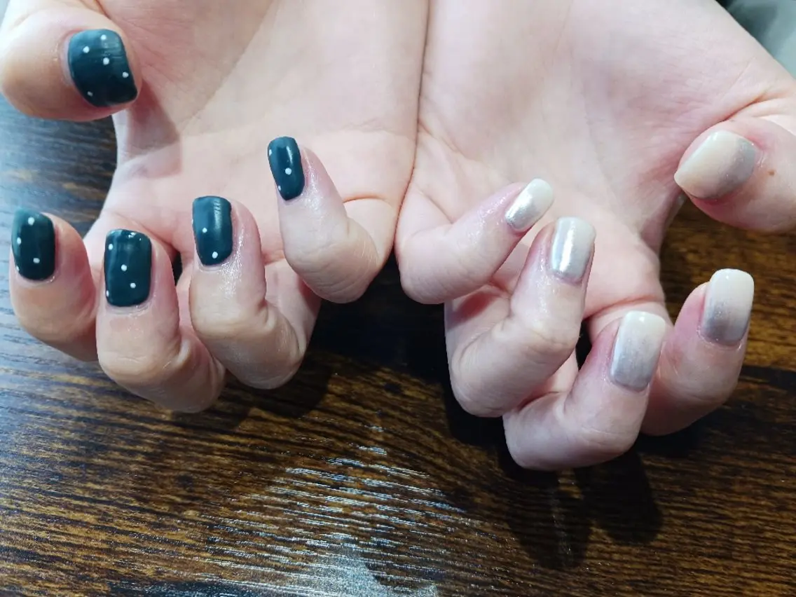 ネイル ドット グリーン いとう えみりのネイルデザイン